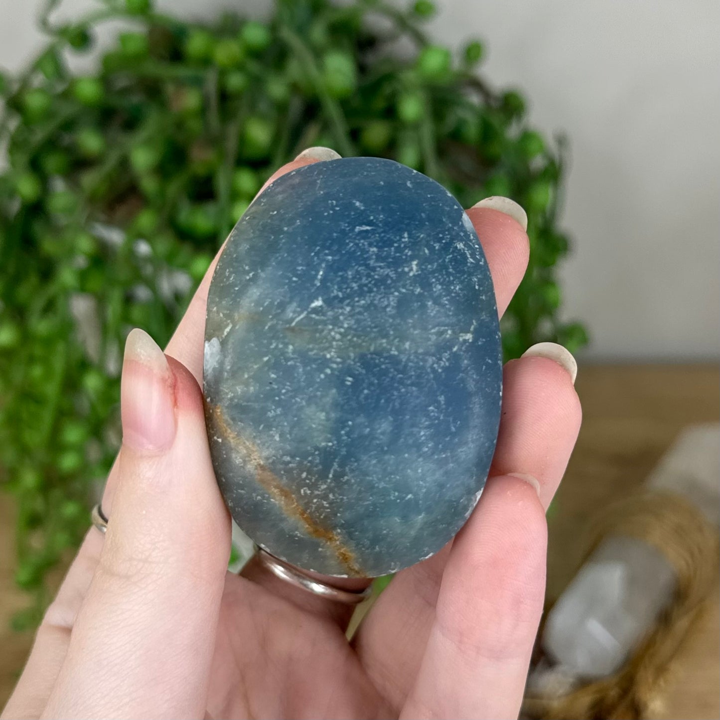Blue Onyx Palm Stone (Q87)