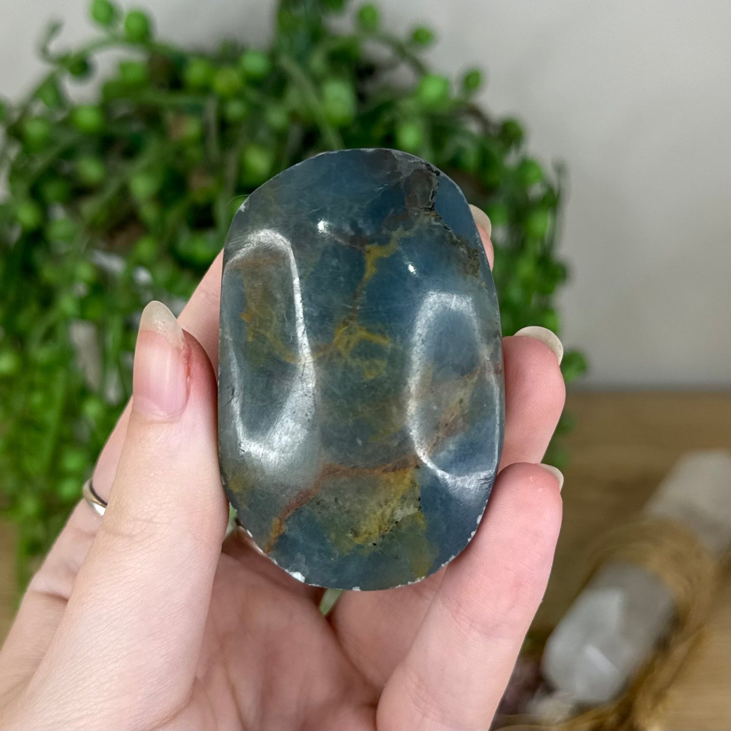 Blue Onyx Palm Stone (Q88)