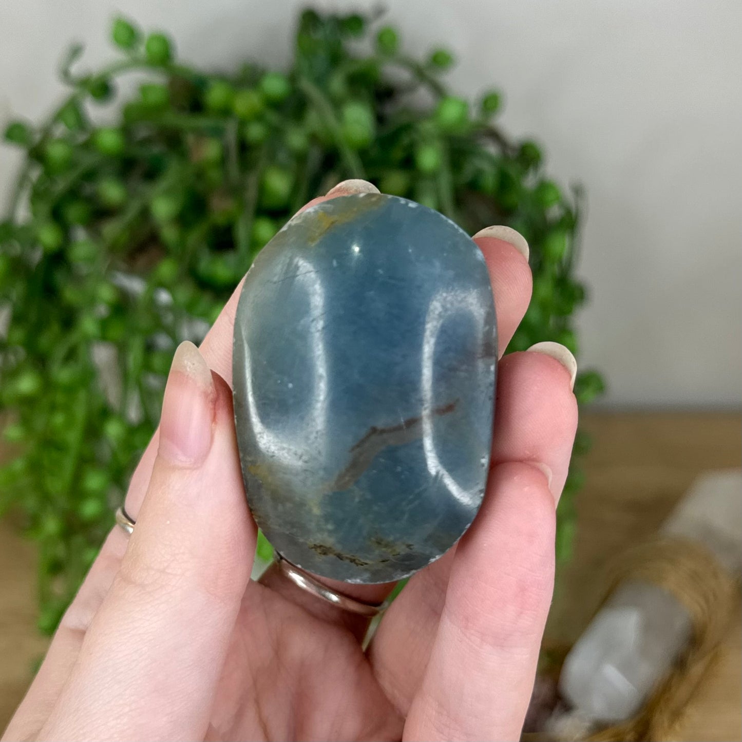 Blue Onyx Palm Stone (Q86)