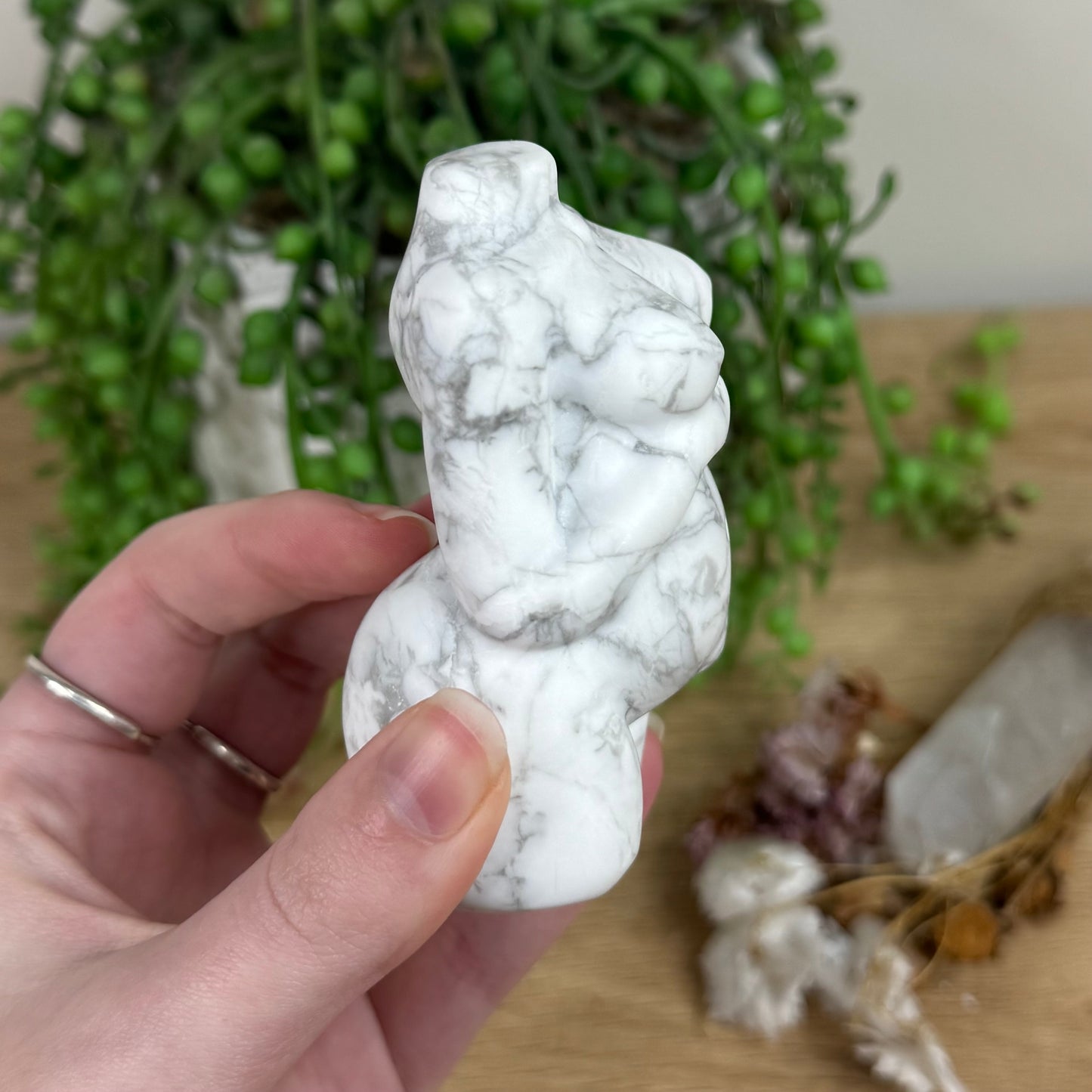 Howlite Pregnant Body (R739)