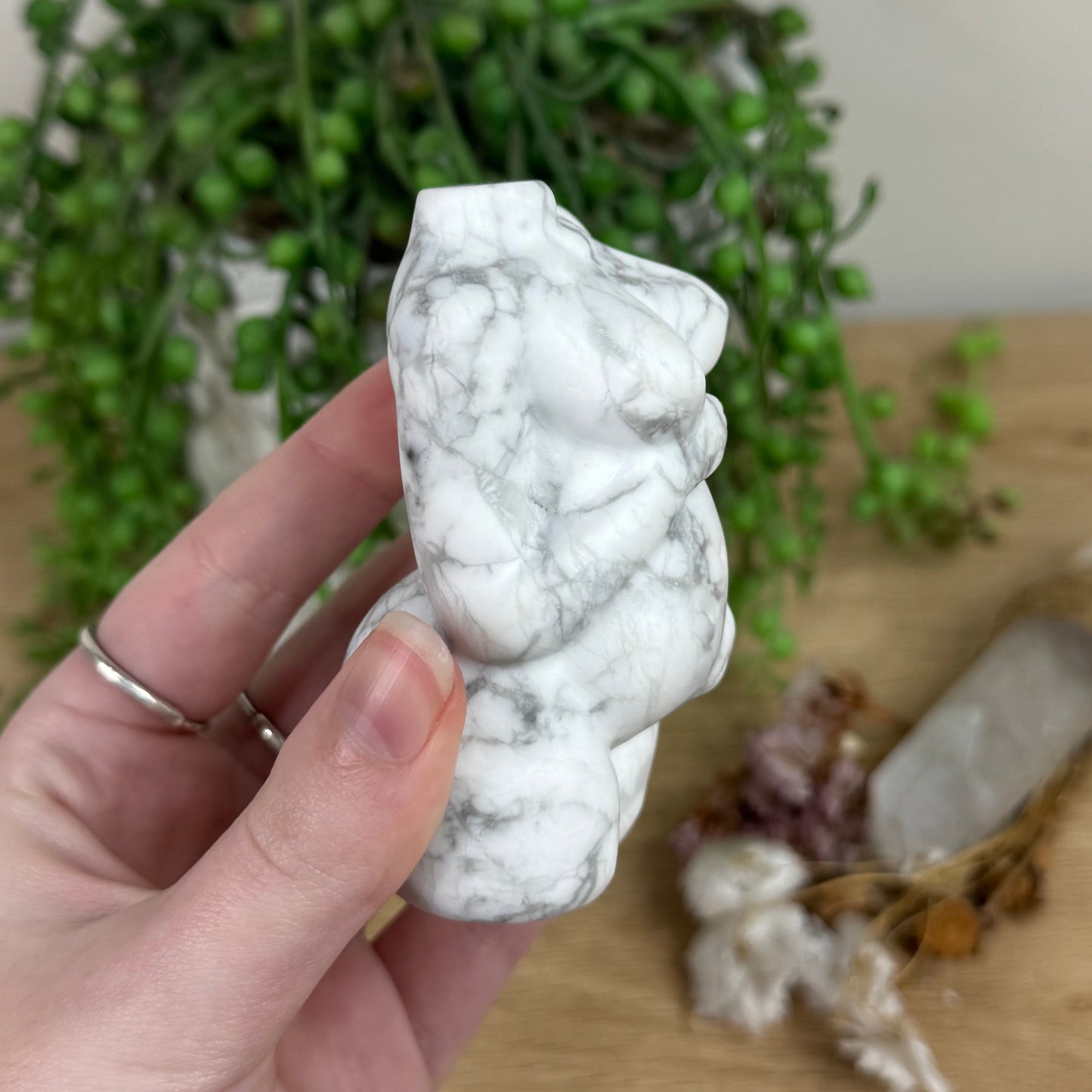 Howlite Pregnant Body (R740)