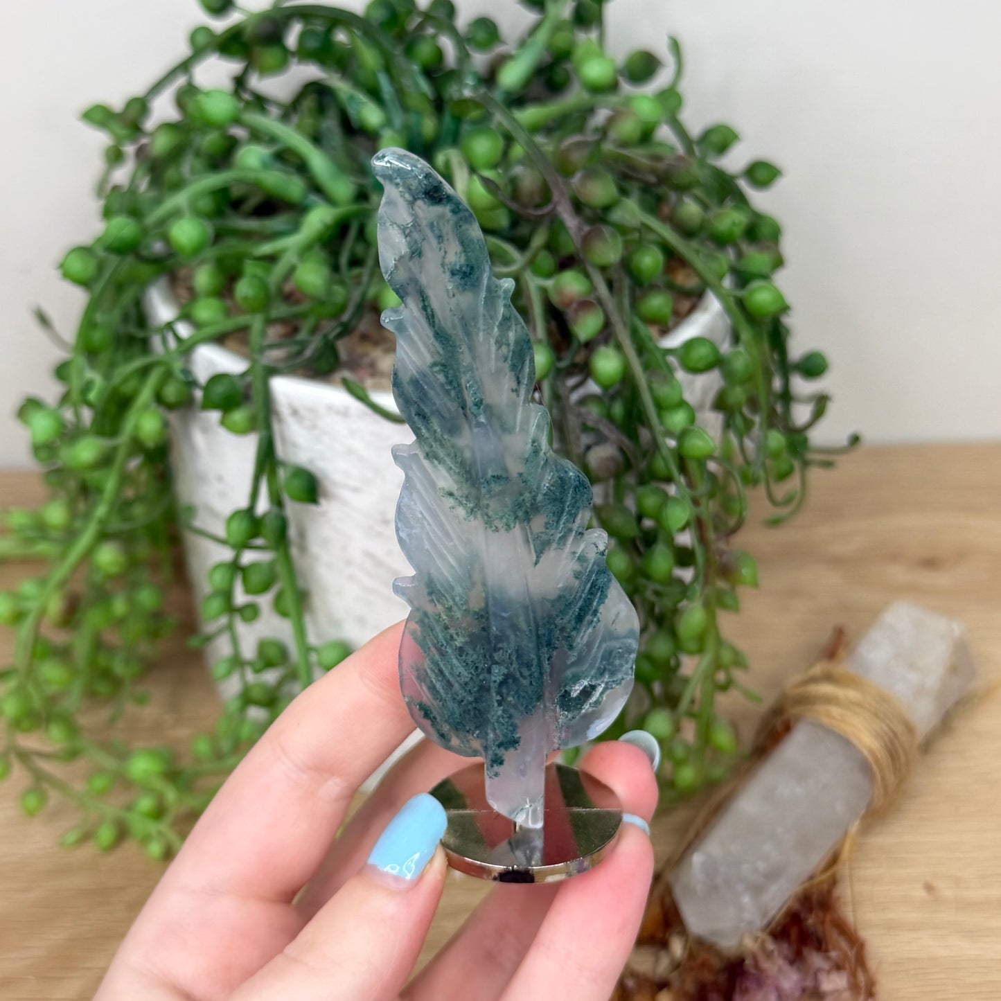Moss Agate Feather On Stand (Z194)