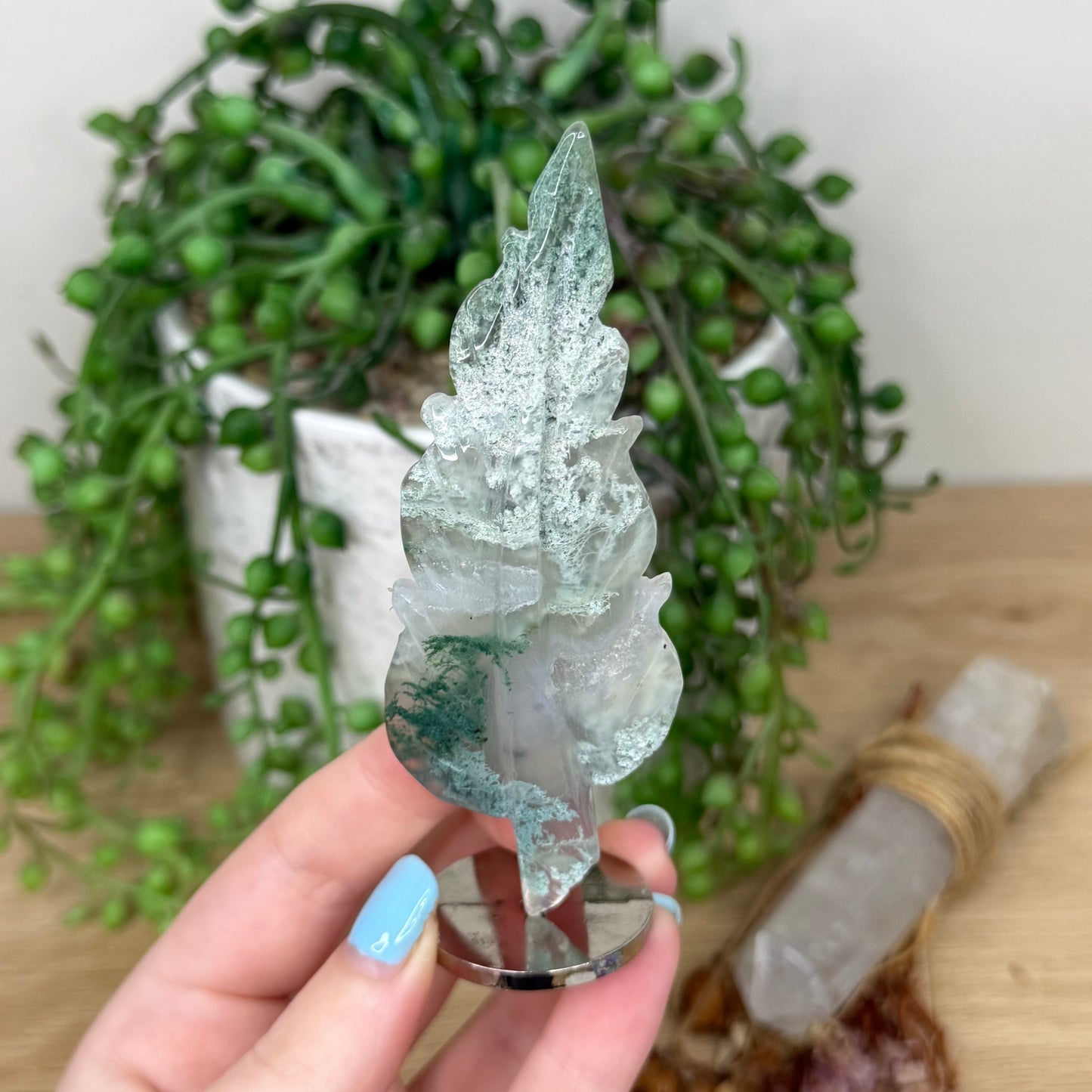 Moss Agate Feather On Stand (Z193)