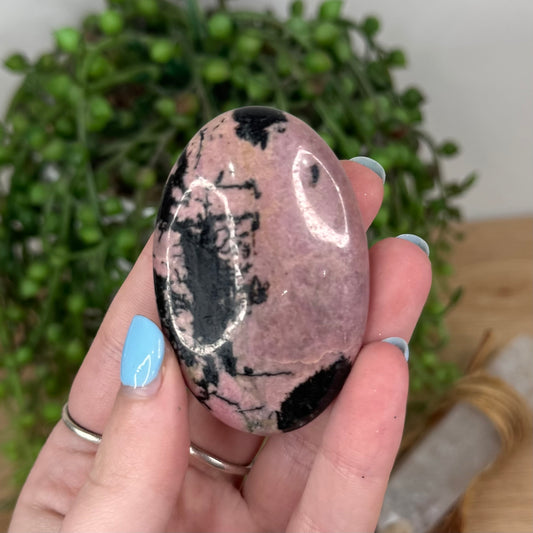 Rhodonite Palm Stone (U762)