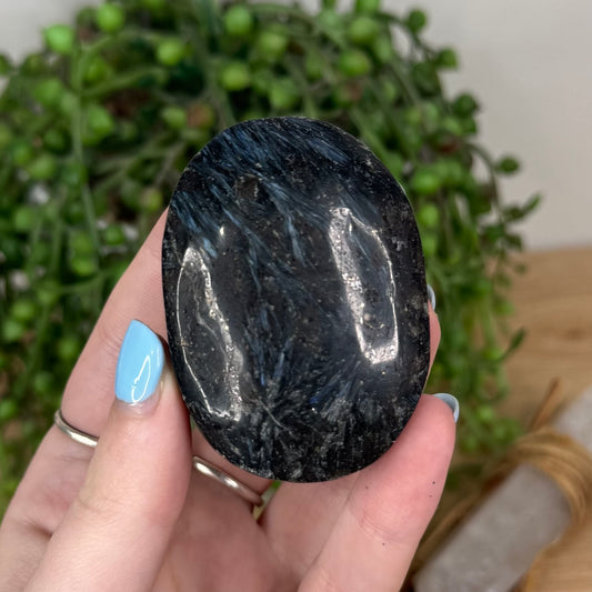 Garnet In Astrophyllite Palm Stone (U775)