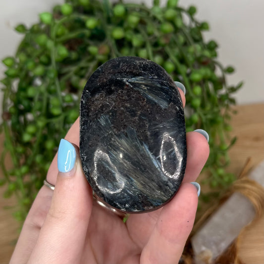 Garnet In Astrophyllite Palm Stone (U774)