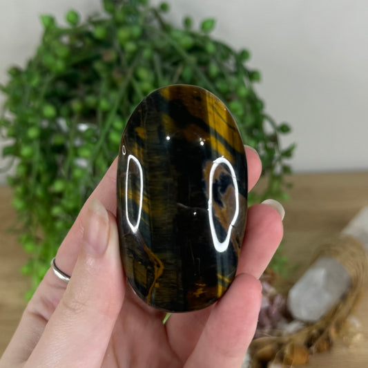 Tiger Eye Palm Stone (Q877)