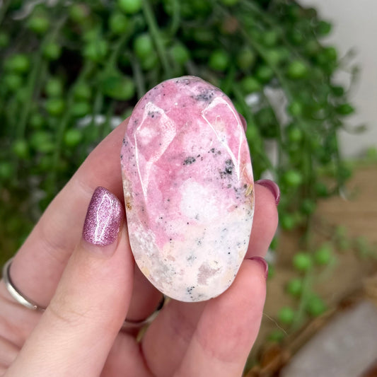 Peruvian Rhodonite Palm Stone (U966)