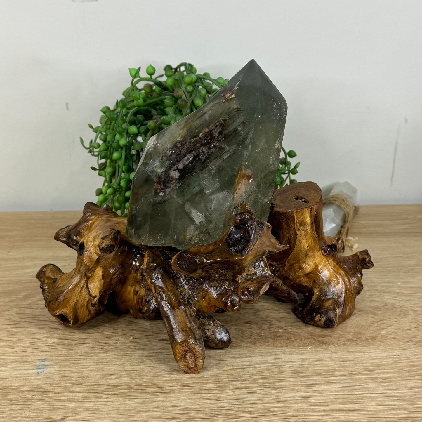 Garden Quartz Tower On Wooden Stand (Q899)