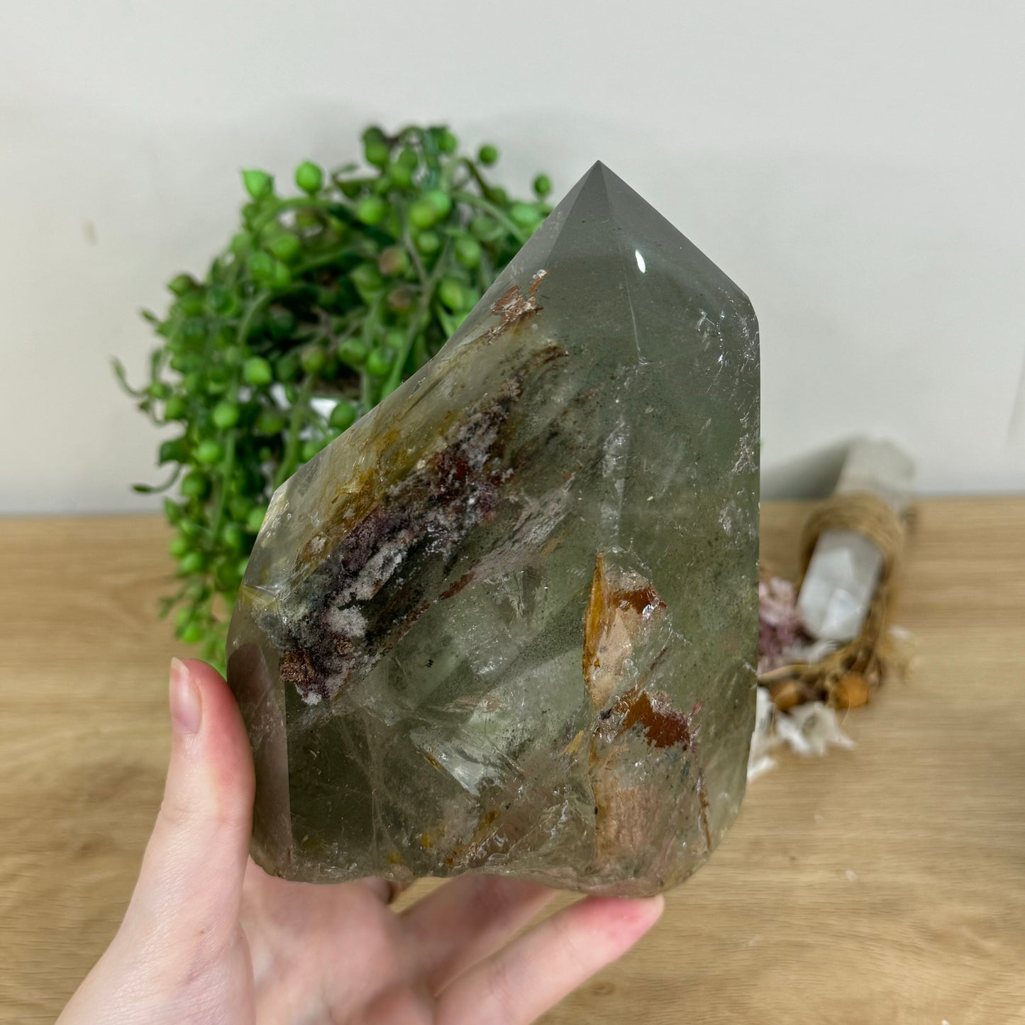Garden Quartz Tower On Wooden Stand (Q899)