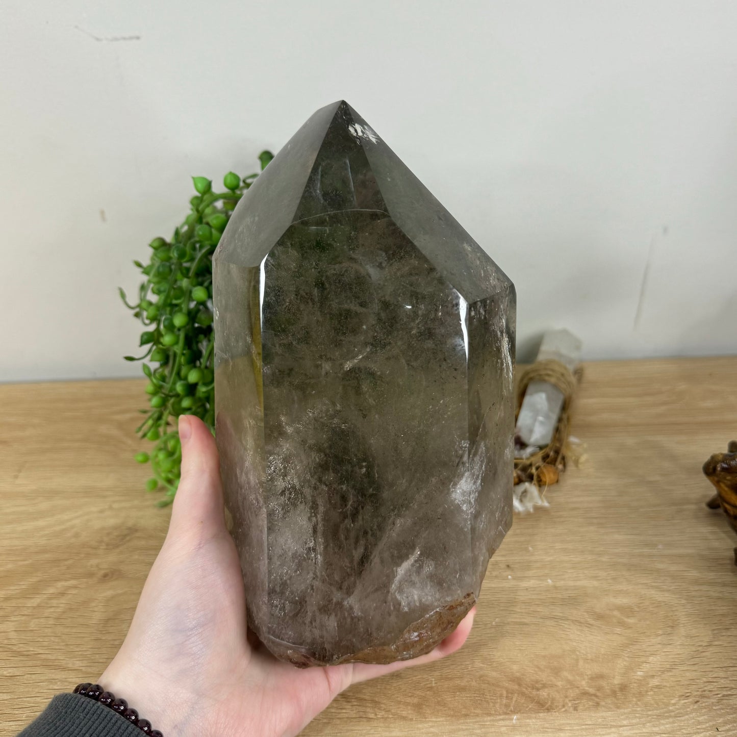 Garden Quartz Tower On Wooden Stand (Q900)