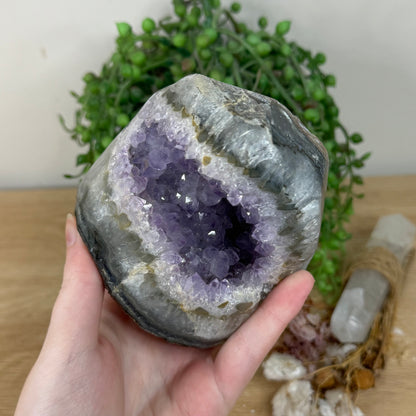 Amethyst / Agate Cave (R146)