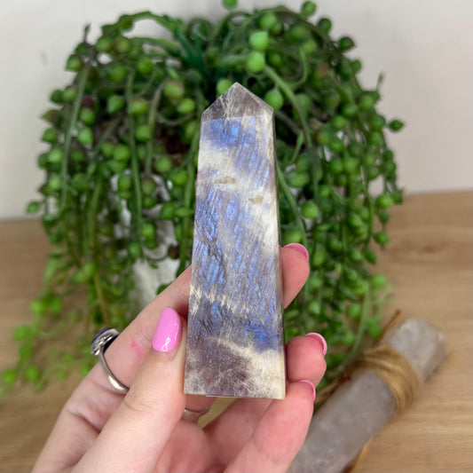 Moonstone / Golden Sunstone Point (X137)