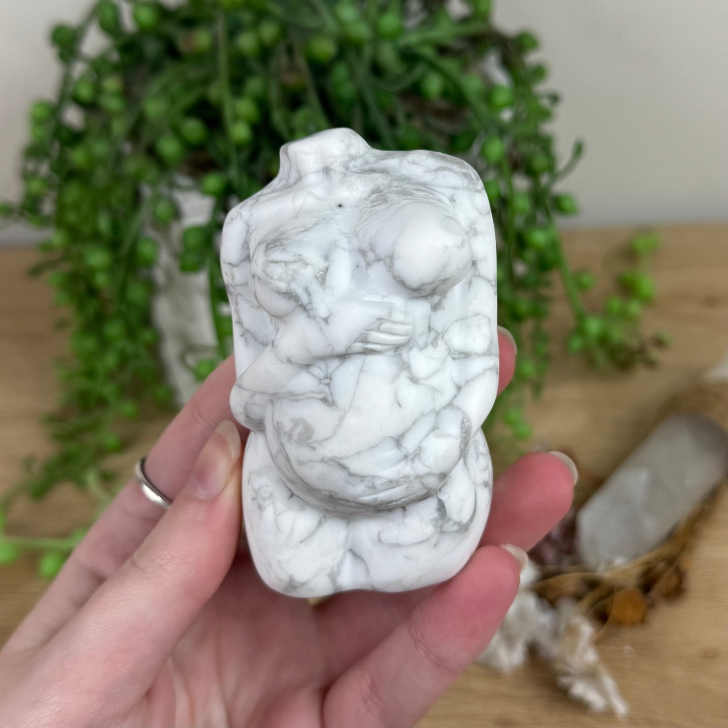 Howlite Pregnant Body (R739)