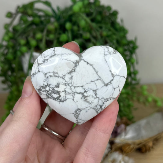 Howlite Heart (N710)