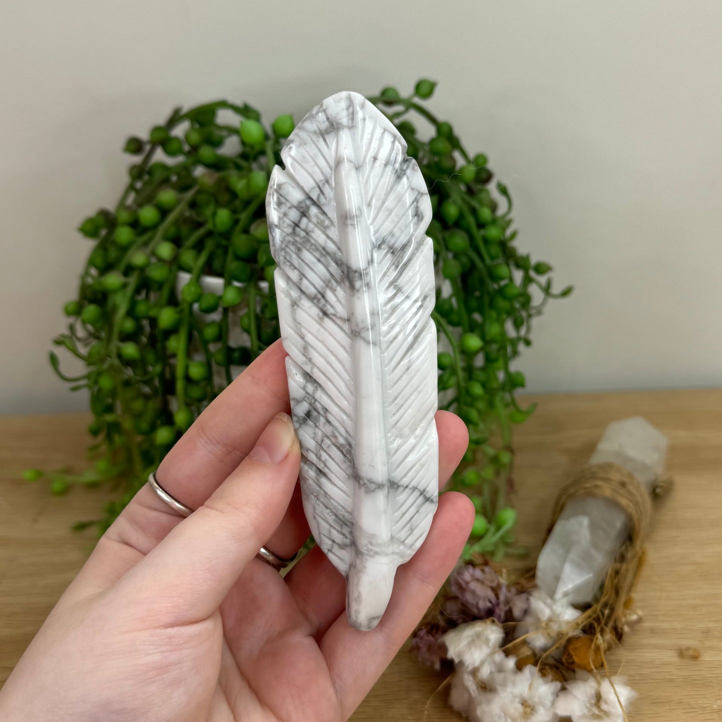 Howlite Feather (O84)