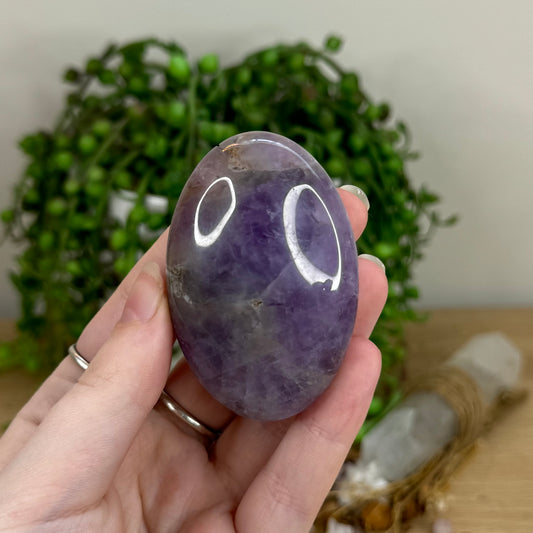 Dream Amethyst Palm Stone (O463)