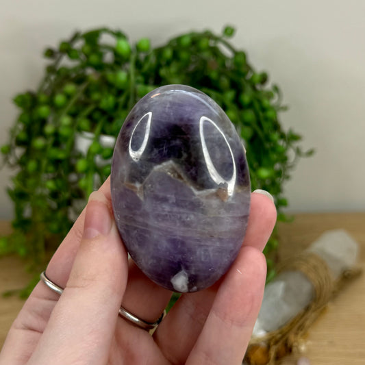 Dream Amethyst Palm Stone (O464)