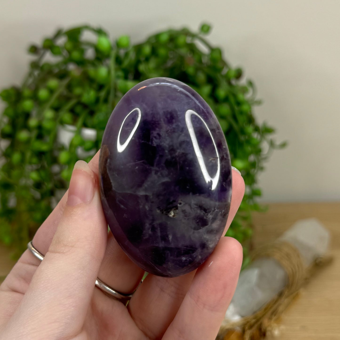 Dream Amethyst Palm Stone (O467)