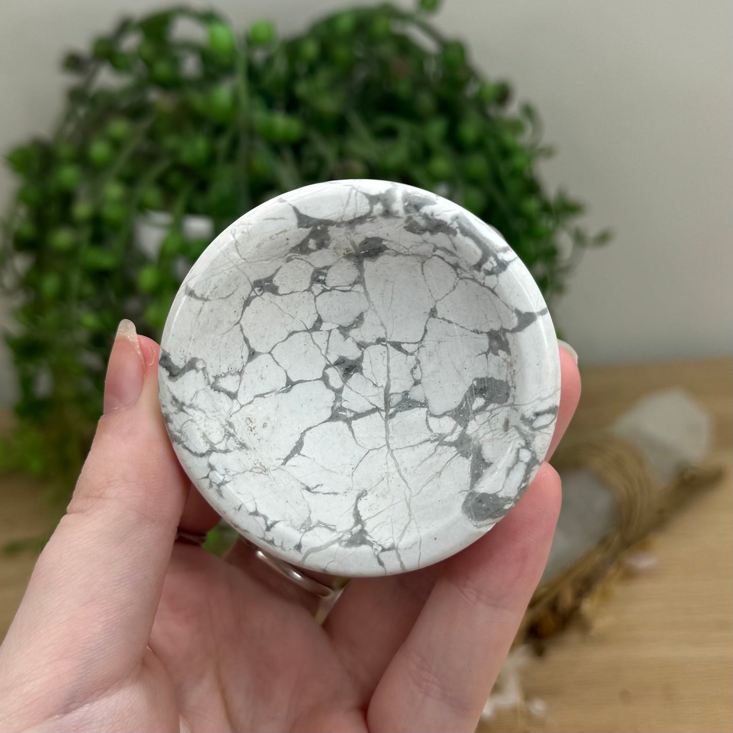 Howlite Bowl (O532)