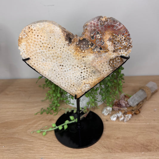 Coral Jade Heart On Stand (T102)
