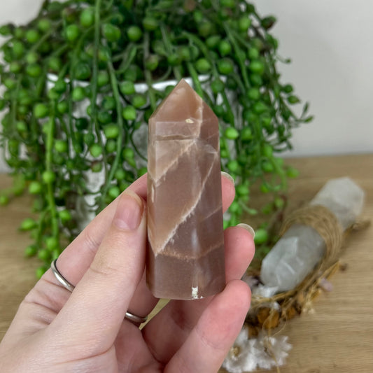 Peach Moonstone / Sunstone Point (O907)