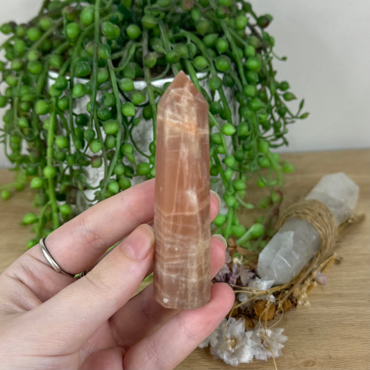 Peach Moonstone / Sunstone Point (O904)