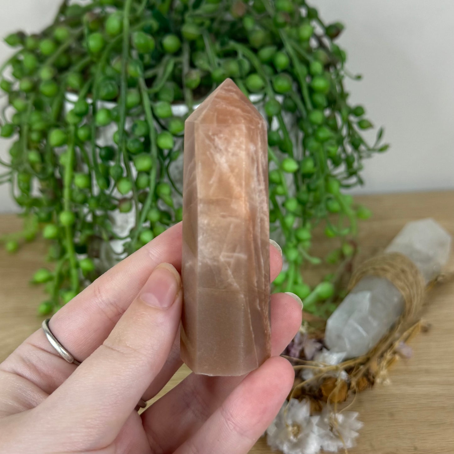 Peach Moonstone / Sunstone Point (O909)