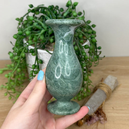 Green Jade Vase (Z71)