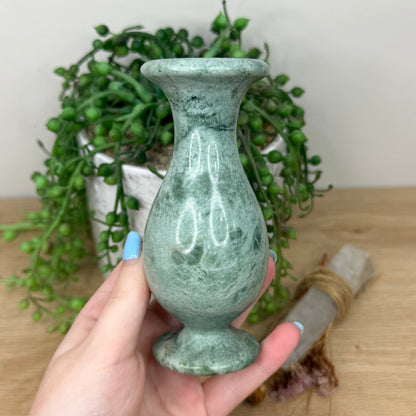 Green Jade Vase (Z69)