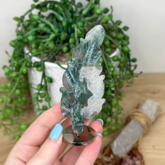 Moss Agate Feather On Stand (Z195)
