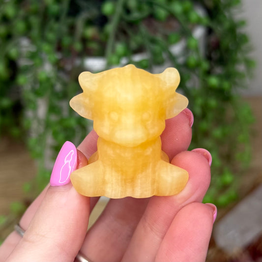 Yellow Calcite Sitting Highland Cow (Z514)