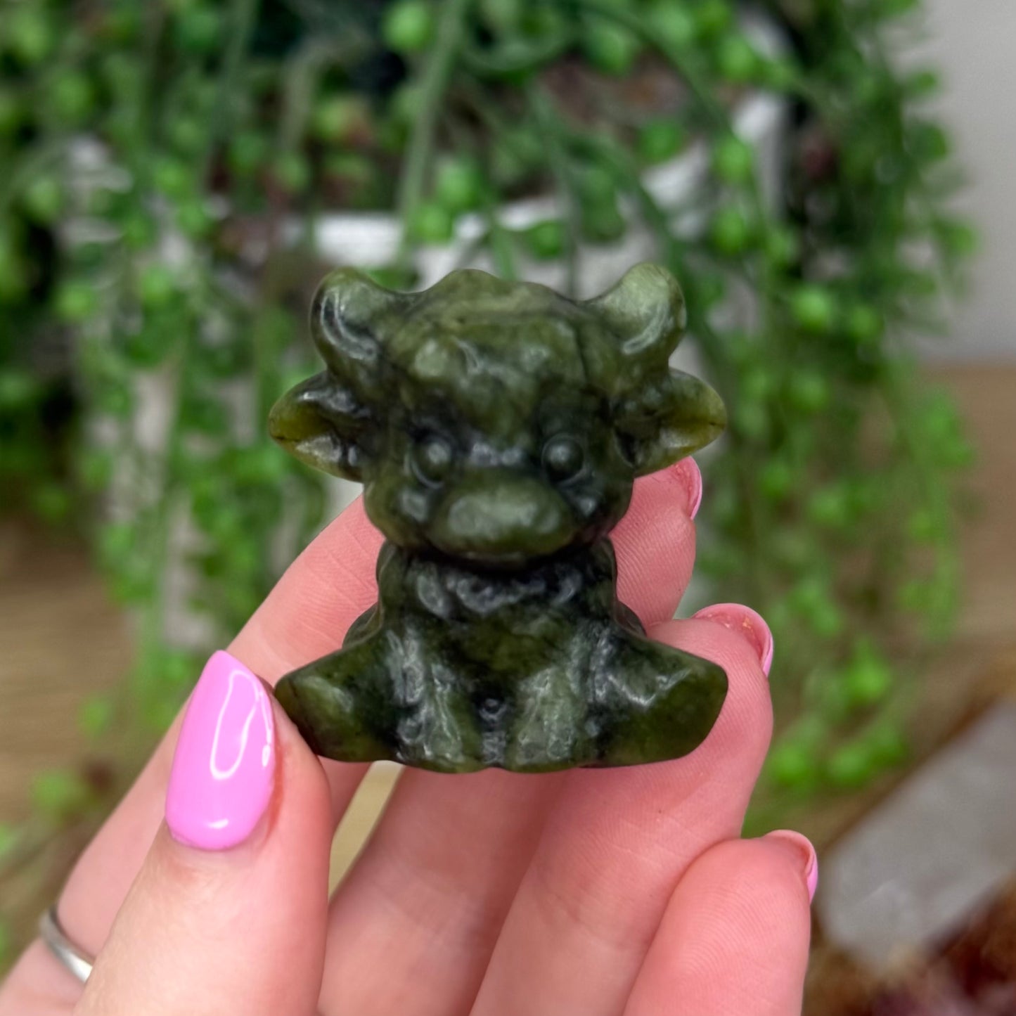 Green Jade Sitting Highland Cow (Z512)