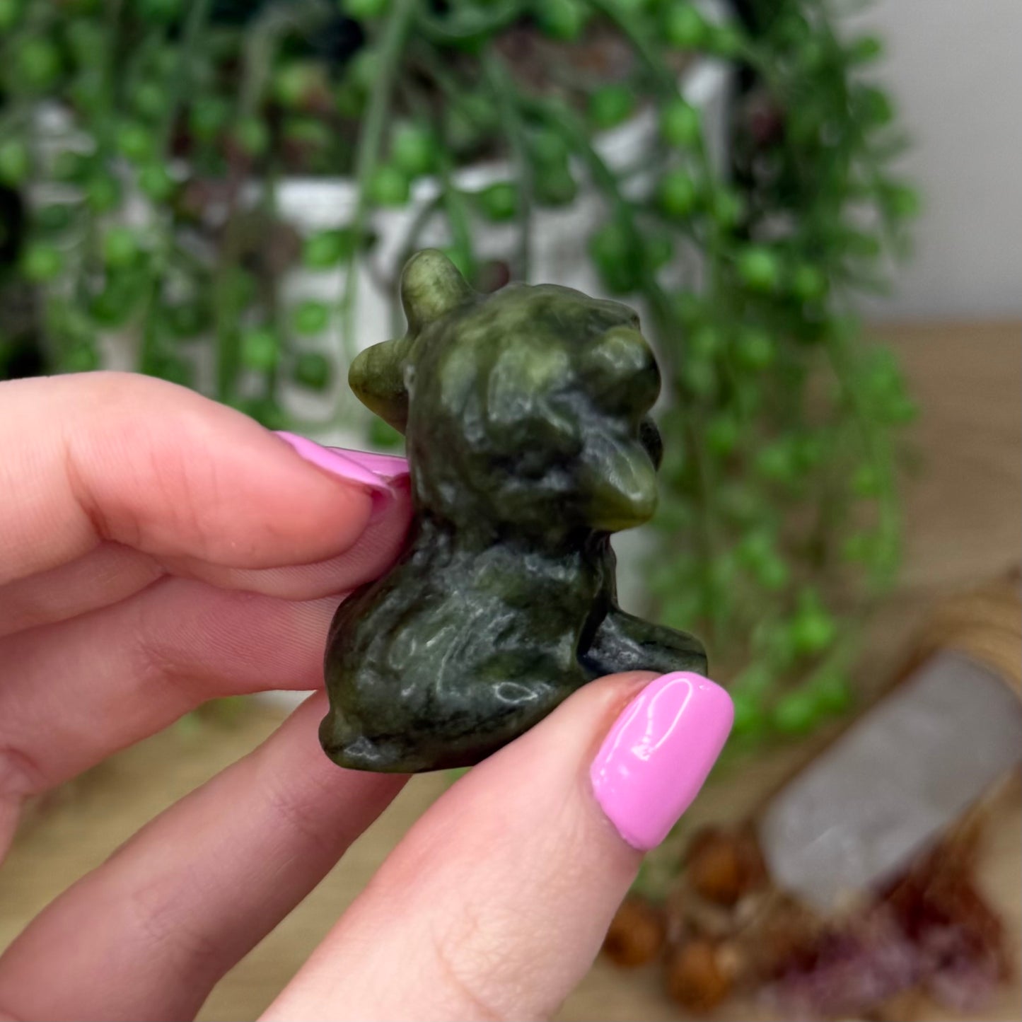 Green Jade Sitting Highland Cow (Z512)