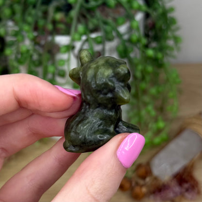Green Jade Sitting Highland Cow (Z512)