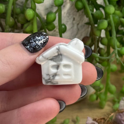 Howlite Small House (D744)