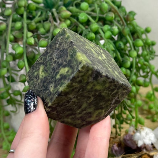 Green Serpentine Floating Cube (D471)